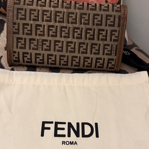 Fendi Black and Brown Wallet EUC - Picture 9 of 15